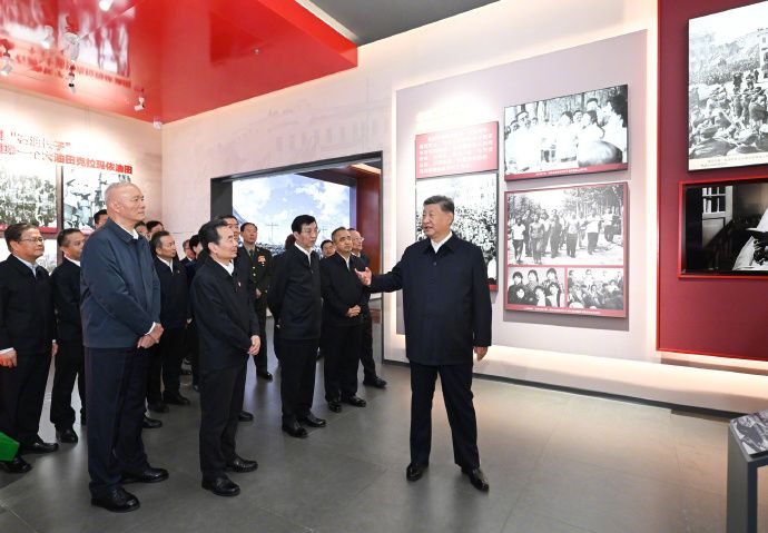 習近平參觀新疆維吾爾自治區成立70周年主題成就展。 新華社