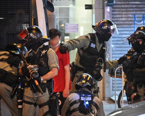 警員截查的士乘客。