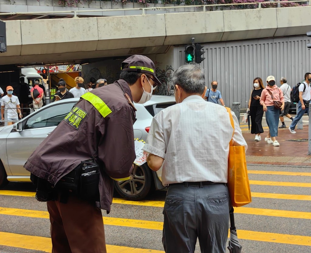 荃湾警方打击区内的单车及行人胡乱过马路的相关违例事项。