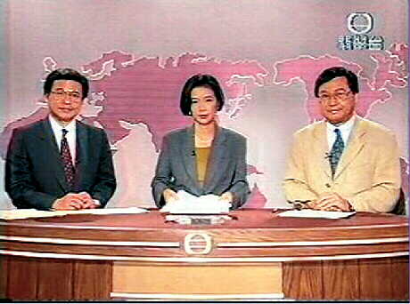 伍晃榮曾與（左起）袁志偉、李汶靜一起報道新聞。