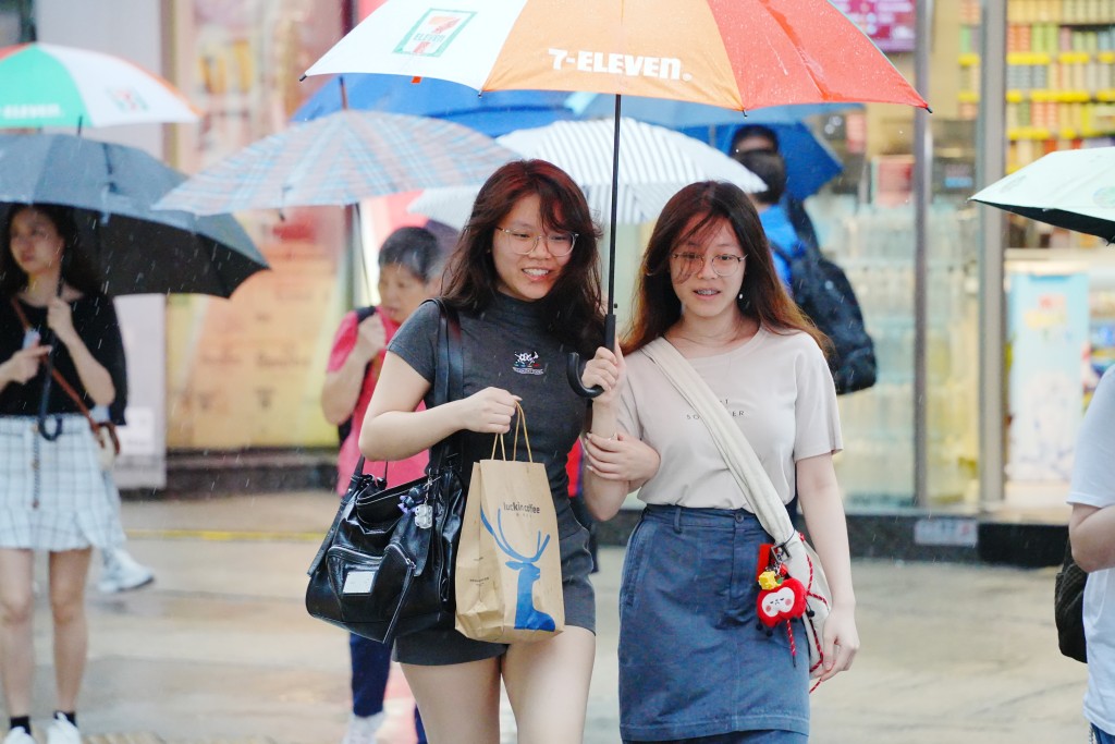 天文台表示，活躍的偏南氣流正為廣東沿岸及南海北部帶來驟雨及狂風雷暴。