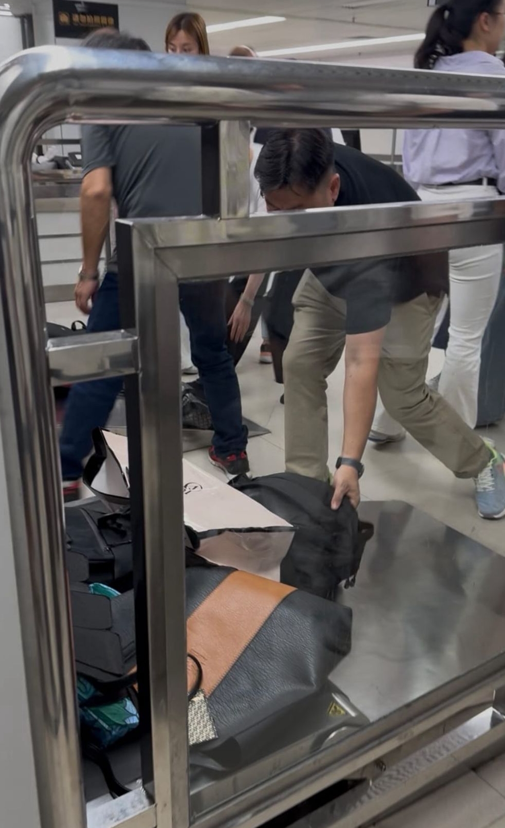 之前X光機前設有圍欄。 本網記者攝 之前X光機前設有圍欄。 本網記者攝