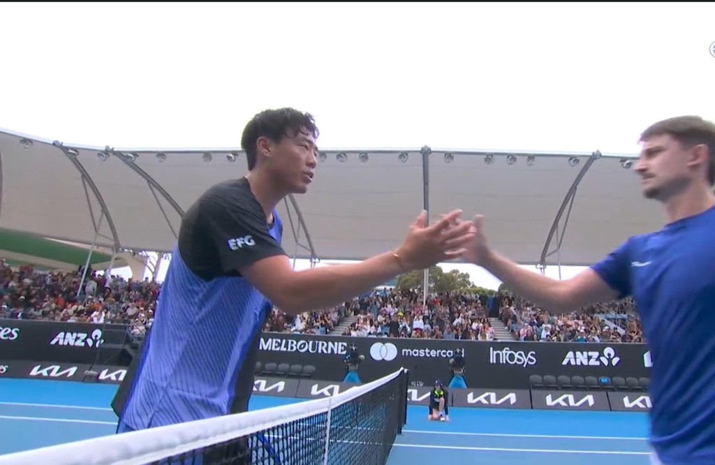 黃澤林(左)於澳網外圍賽次圈過關。網上截圖