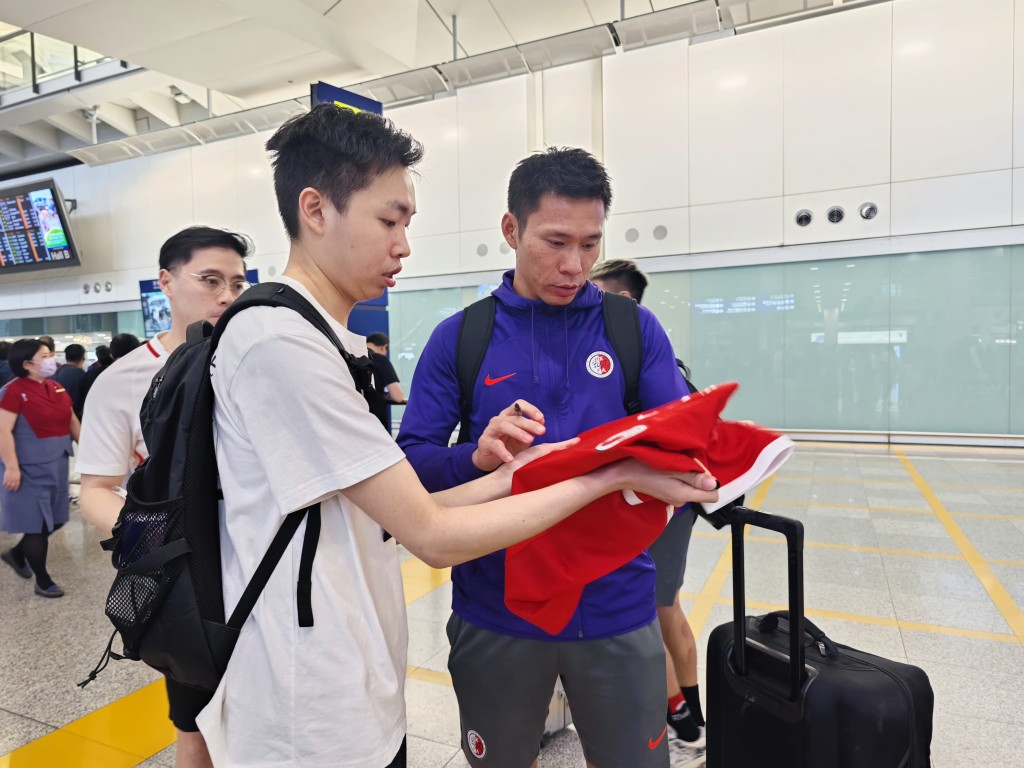 球迷周四晚前往機場接機，葉鴻輝為球迷簽名。 
