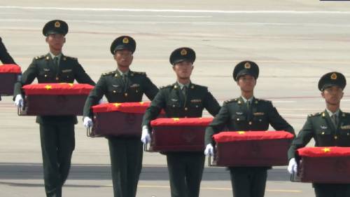 第十二批在韓中國志願軍烈士遺骸回國。 新華社