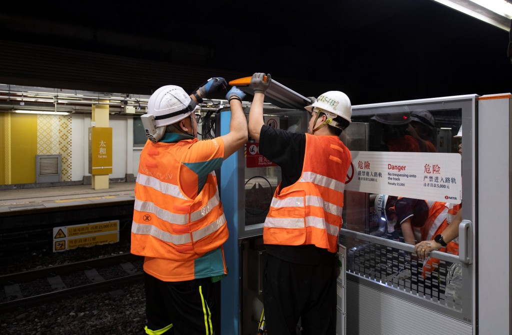 太和站自動月台閘門安裝工程已於昨晚（20日）展開。港鐵提供圖片