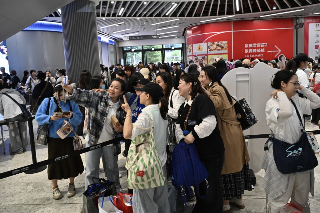 啟德零售館設有多個應援區，吸引大批粉絲打卡。