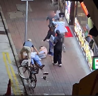 深灰衫男被一男一女勸開。​ fb 車cam L（香港群組）  