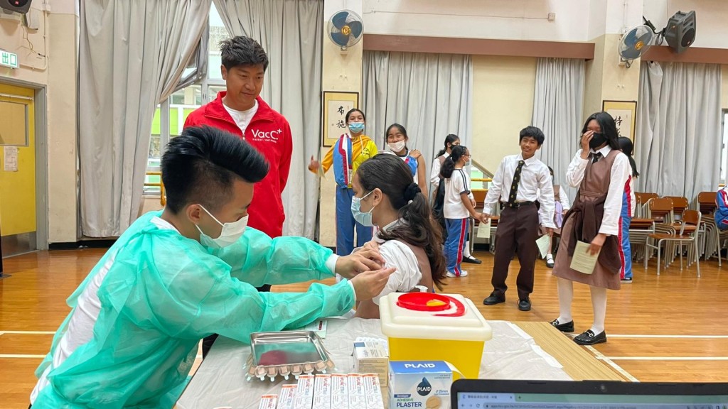 有医疗机构携同流感疫苗至大澳佛教筏可纪念中学，为中学生免费注射。(主办单位提供)