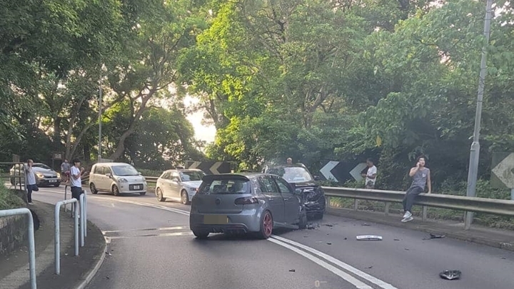 2輛私家車迎頭相撞。fb馬路的事 (即時交通資訊台)圖片