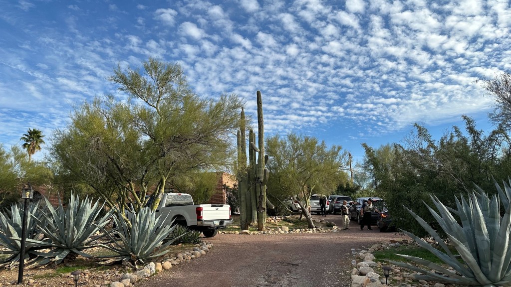 執法人員現身南西（Nancy Guthrie）住處外。 美聯社