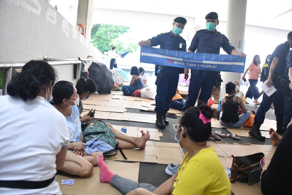 警方及海關的特務警察提醒外傭遵守限聚令