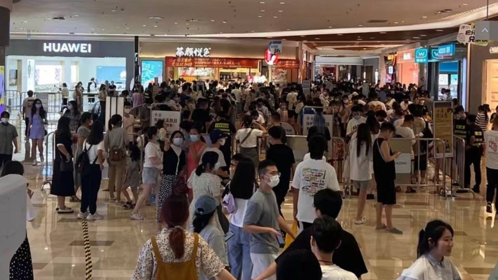 奶茶店門外人龍塞爆。網圖