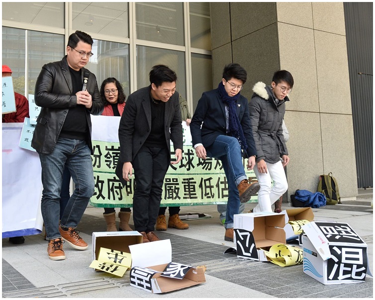 多個團體前往政府總部外示威。