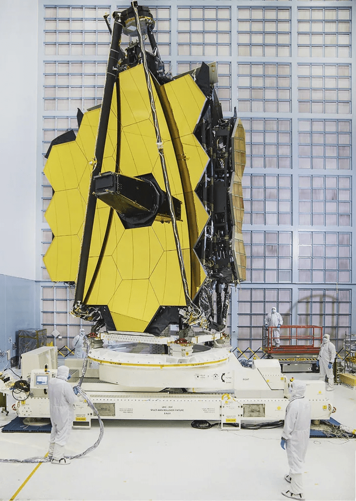 韋伯太空望遠鏡利用黃金塗層提供紅外線反射性和耐用性，造價驚人。（NASA）
