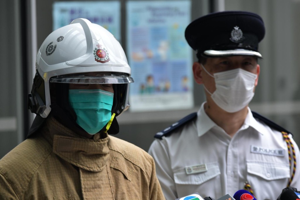消防與警方交代案情。