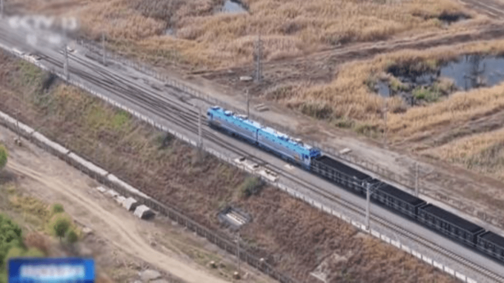 试验中,货运列车不使用传统的机械挂钩进行连接。央视截图 试验中,货运列车不使用传统的机械挂钩进行连接。央视截图