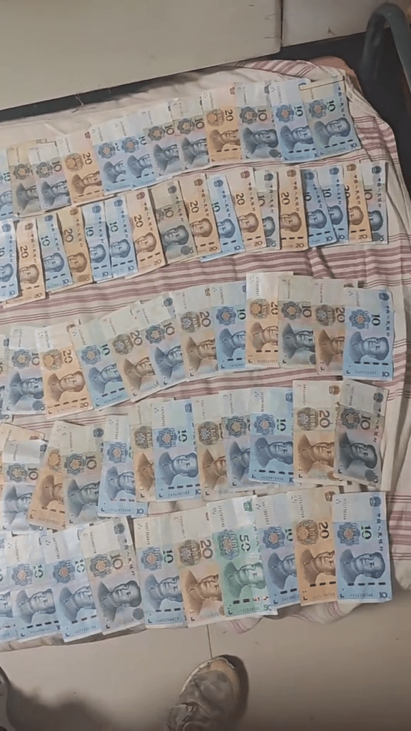 床頭鋪至床尾。