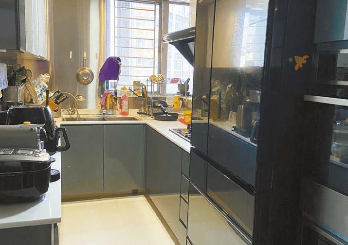 长形厨房设有型格黑色橱柜，收纳空间充足。