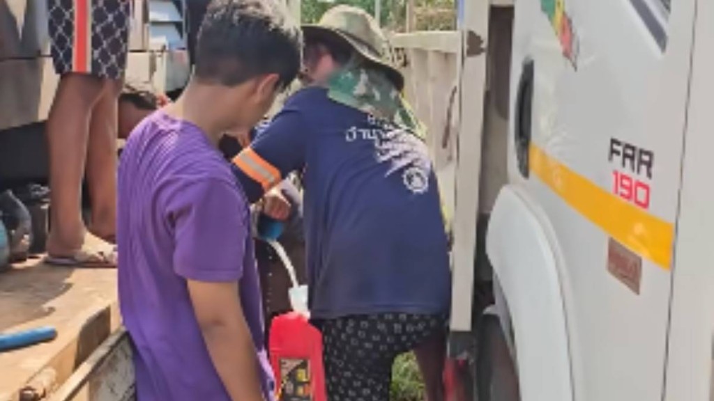 阿姆纳特与其员工正从钻井引擎中排出大量清水。（Facebook@อำนาจ โซล่าเซลล์）