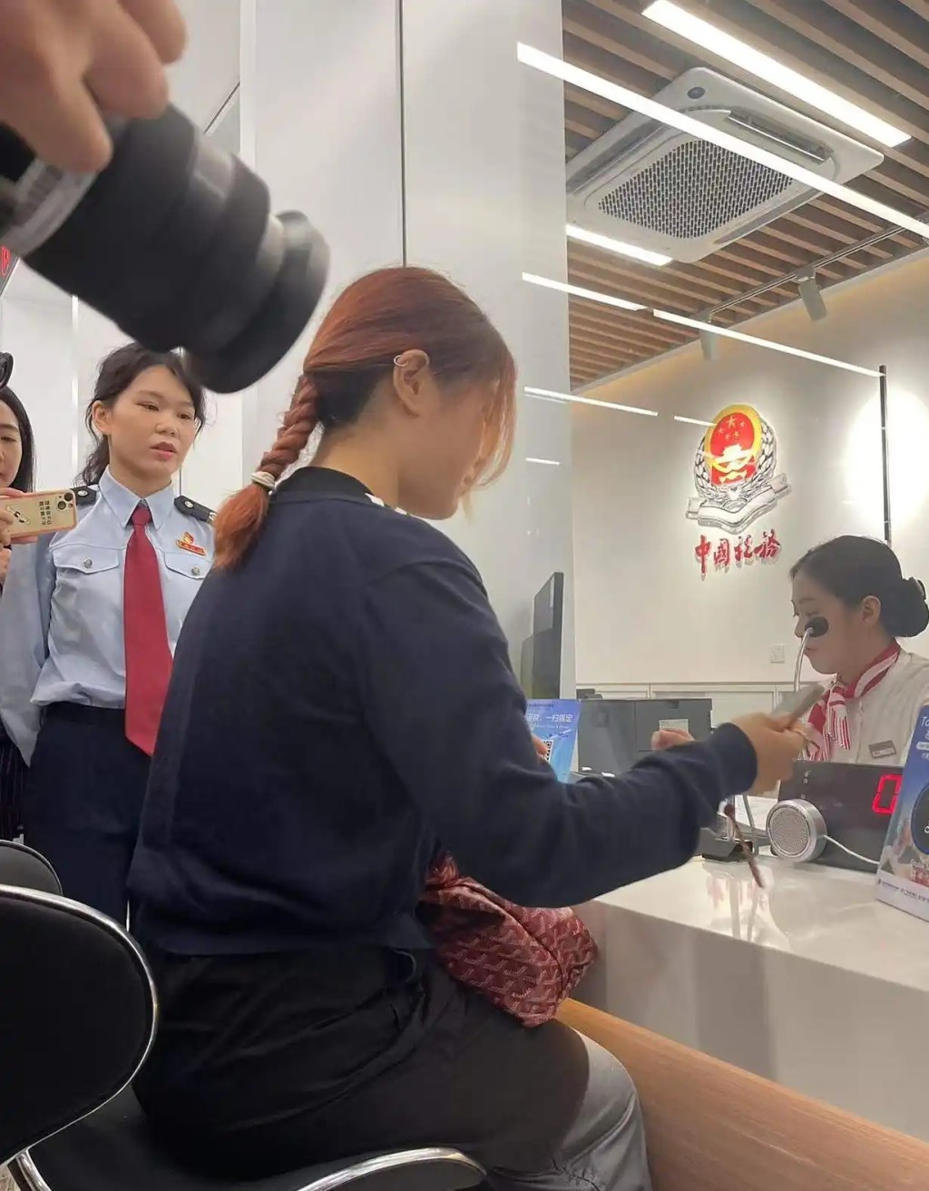 羅湖口岸離境退稅辦理點正式揭牌啟用,第一位旅客正在辦理手續。 深圳特區報 羅湖口岸離境退稅辦理點正式揭牌啟用,第一位旅客正在辦理手續。 深圳特區報