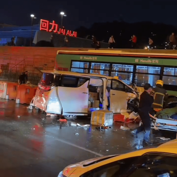肇事白色七人車有粵港澳三地車牌。FB：Longhunt Chan@澳門交通現場
