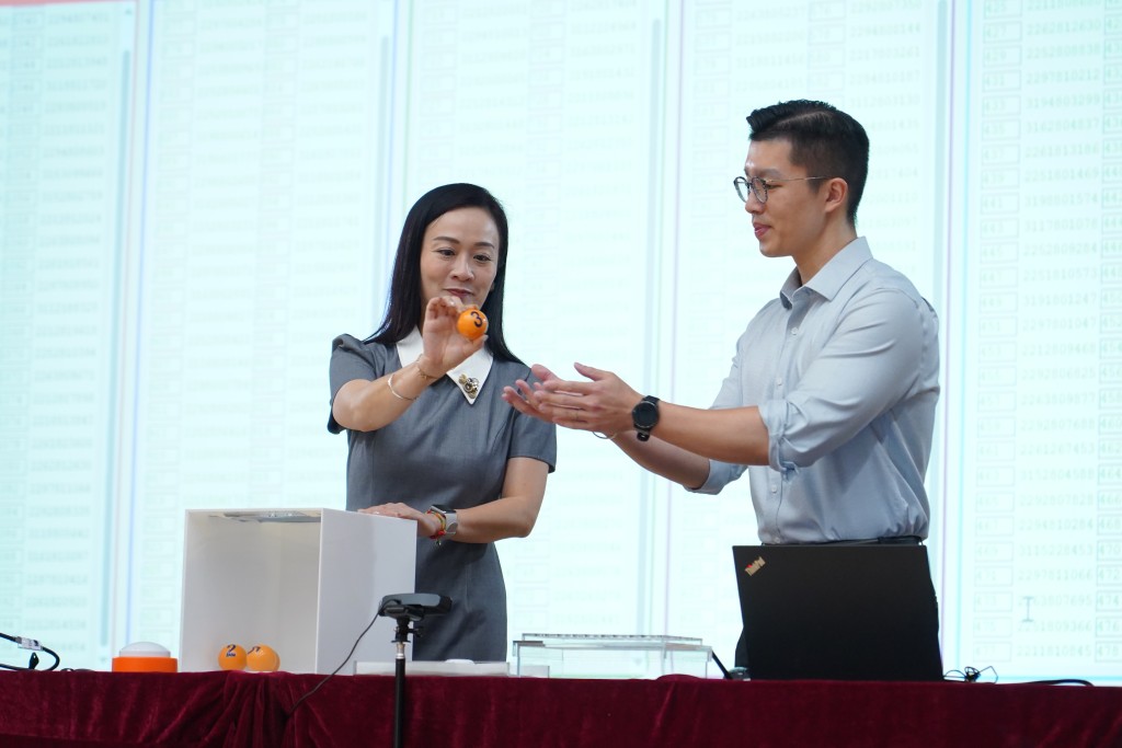 成功申請者須於6月24日或之前，辦理修改牌照手續。