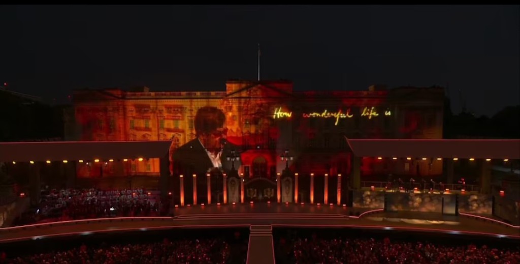 白金漢宮外牆投射了艾頓莊演唱《Your Song》的片段。
