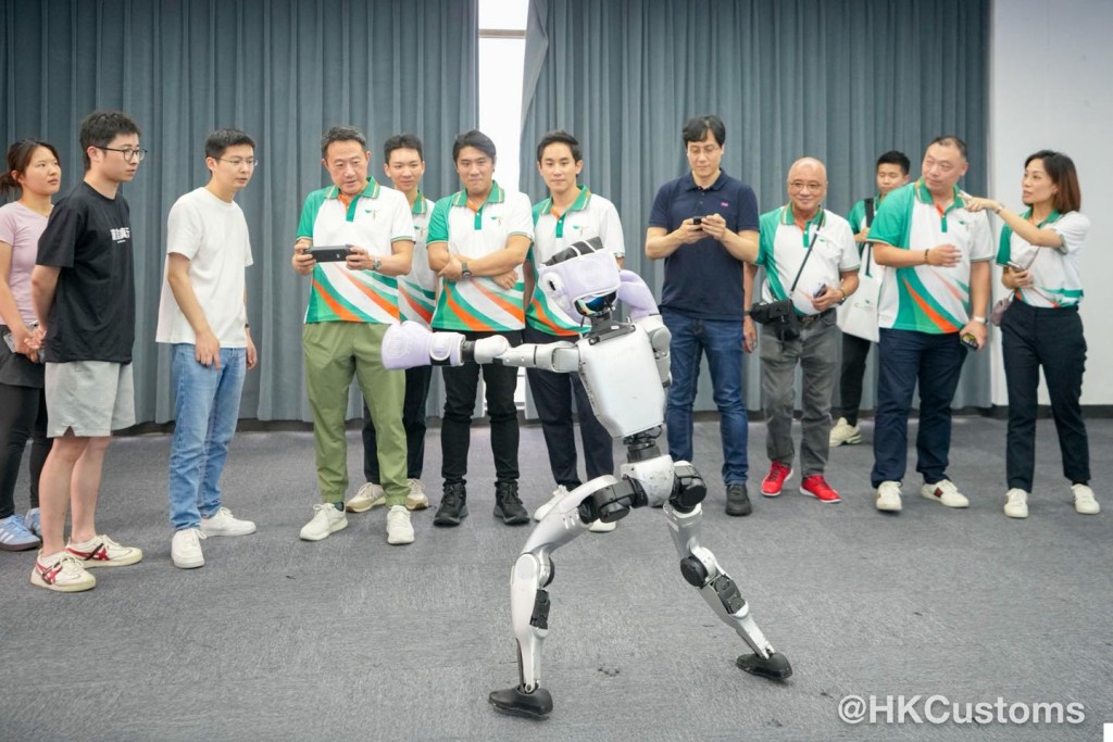 近距離接觸人形機械人與機械狗。