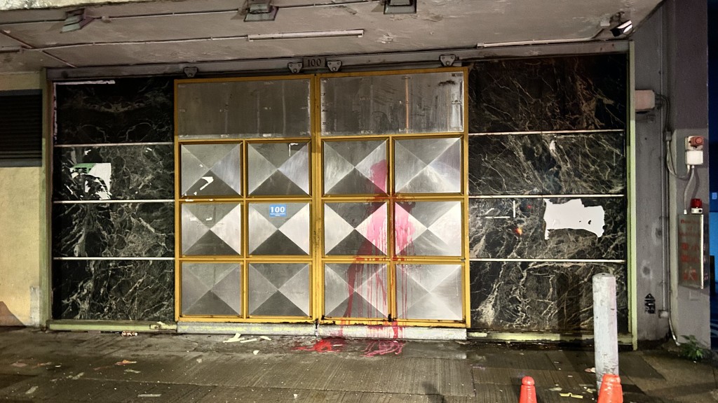 店舖閘門被淋上紅油。蔡楚輝攝