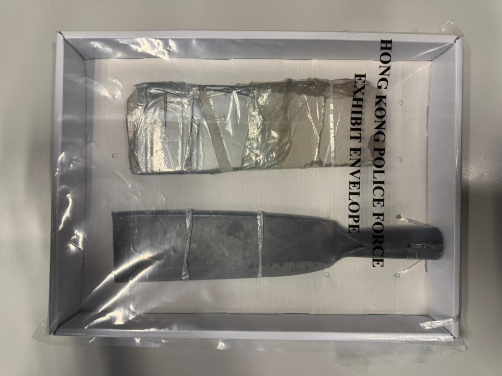 警方檢獲大批武器。