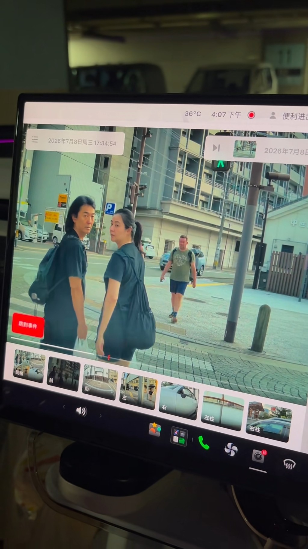鄭伊健與蒙嘉慧手持購物袋,看起來像剛完成採購。 鄭伊健與蒙嘉慧手持購物袋,看起來像剛完成採購。