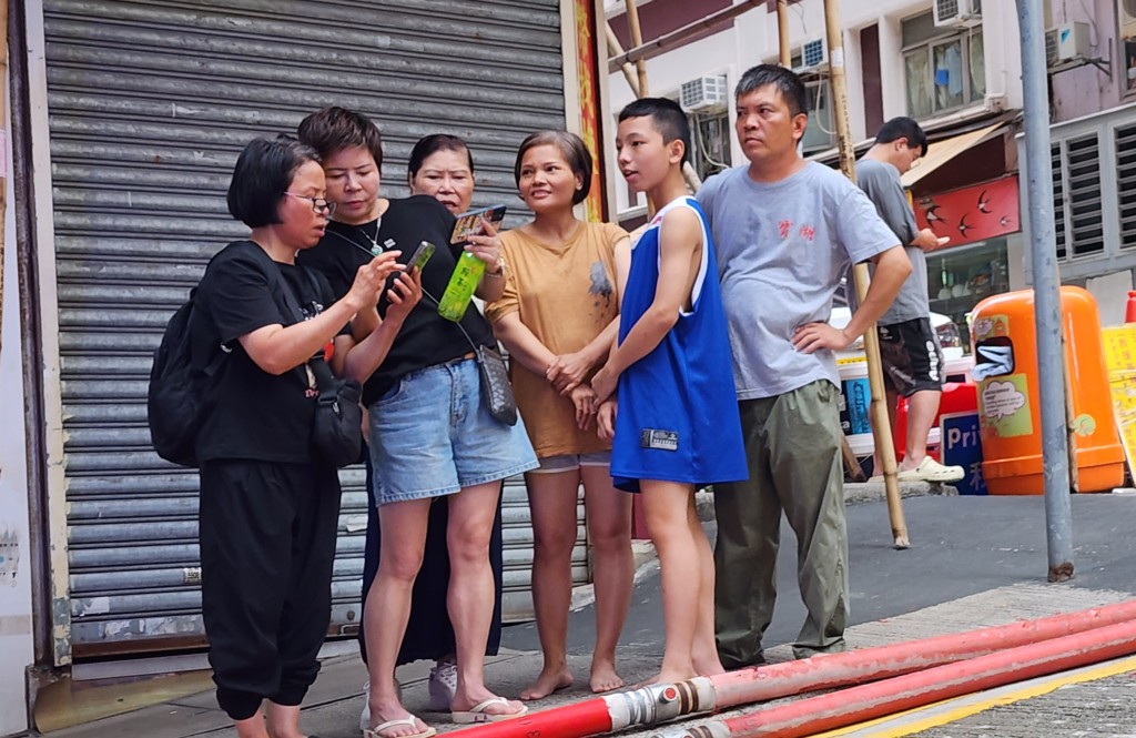 李先生一家(右一至三)對救人師傅衷心致謝。 李先生一家(右一至三)對救人師傅衷心致謝。