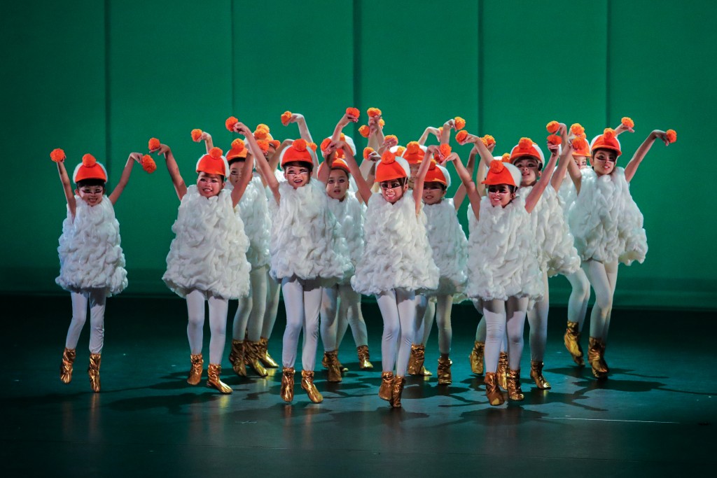 香港舞蹈團兒童團及少年團近三百名學員參與演出。
