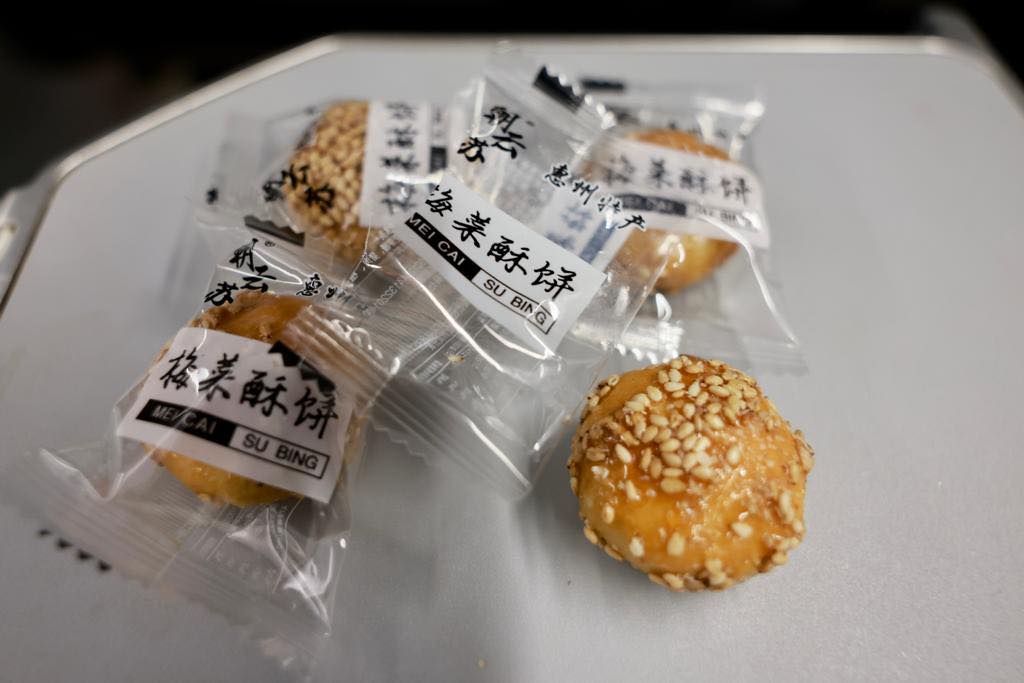 邓指今早托同事买惠州特产「梅菜酥」在高铁上与同事分享，称大家都是「第一次食」。（邓炳强FB图片）