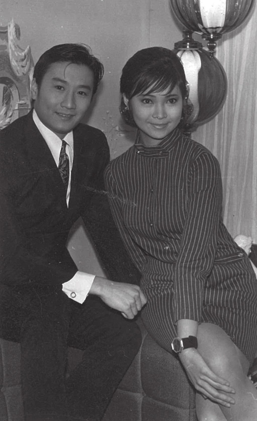 謝賢與嘉玲分手後，60年代後期與合作過多部電影的蕭芳芳撻着。