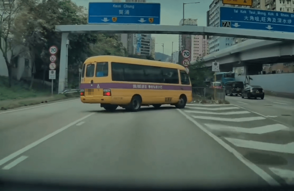 校巴司機竟急煞，在分岔路前連切實線和影線。