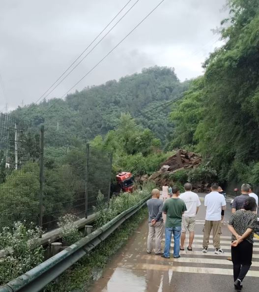 四川雅安天全縣龍尾橋一帶出現山泥傾瀉，有汽車被埋，最少3死。抖音＠ 小姜很哇噻