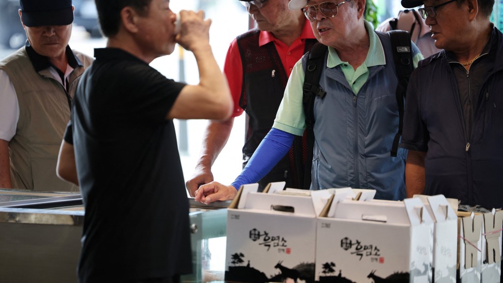 顧客在南韓城南市的食肆挑選狗肉。 路透社 顧客在南韓城南市的食肆挑選狗肉。 路透社