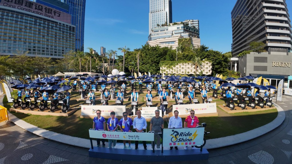 機場保安有限公司行政總裁張德強日前帶領100名年青員工,日前於梳士巴利花園場地踩車支持全城撐里活動。 機場保安有限公司行政總裁張德強日前帶領100名年青員工,日前於梳士巴利花園場地踩車支持全城撐里活動。