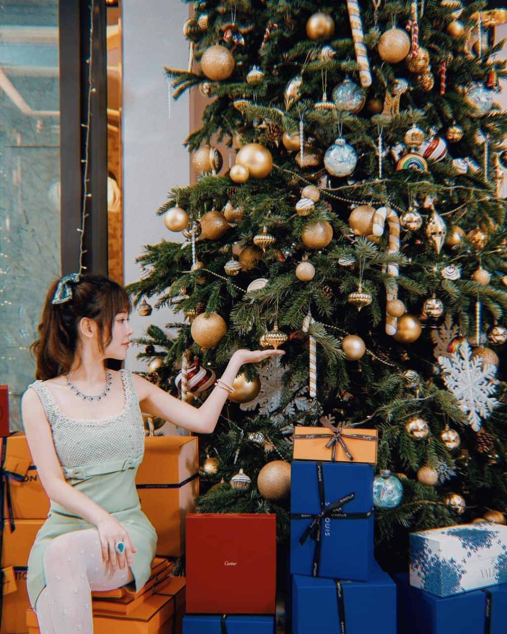 蔡天鳳家中放了一個巨型聖誕樹，樹下堆滿貴婦品牌Hermes大大小小的禮物盒。