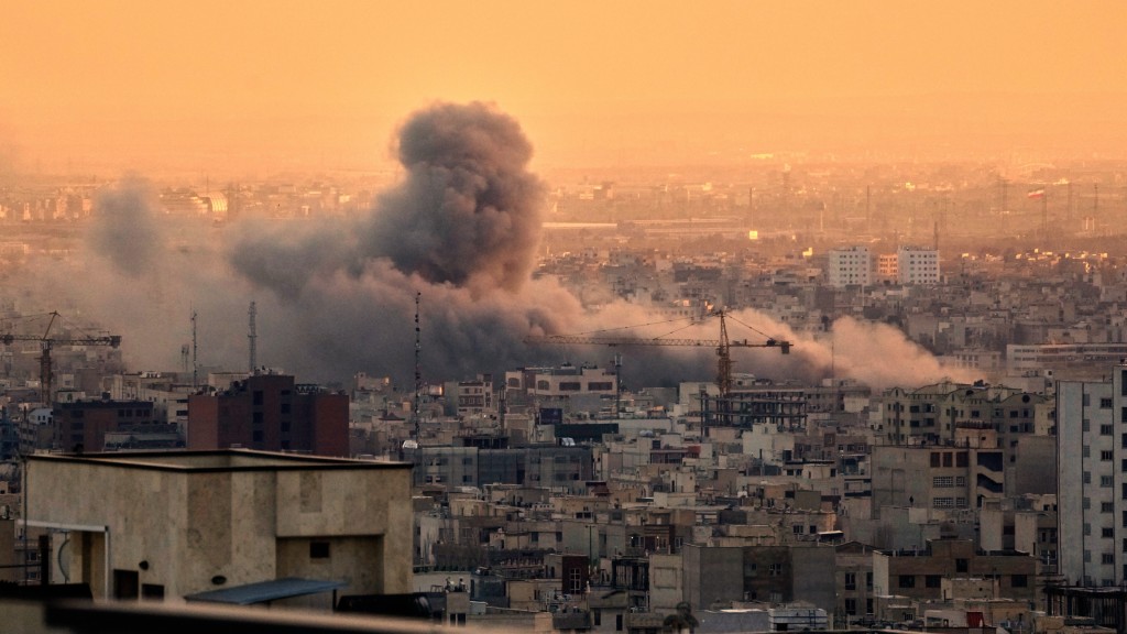 德黑兰在美以空袭下冒出浓烟。 美联社