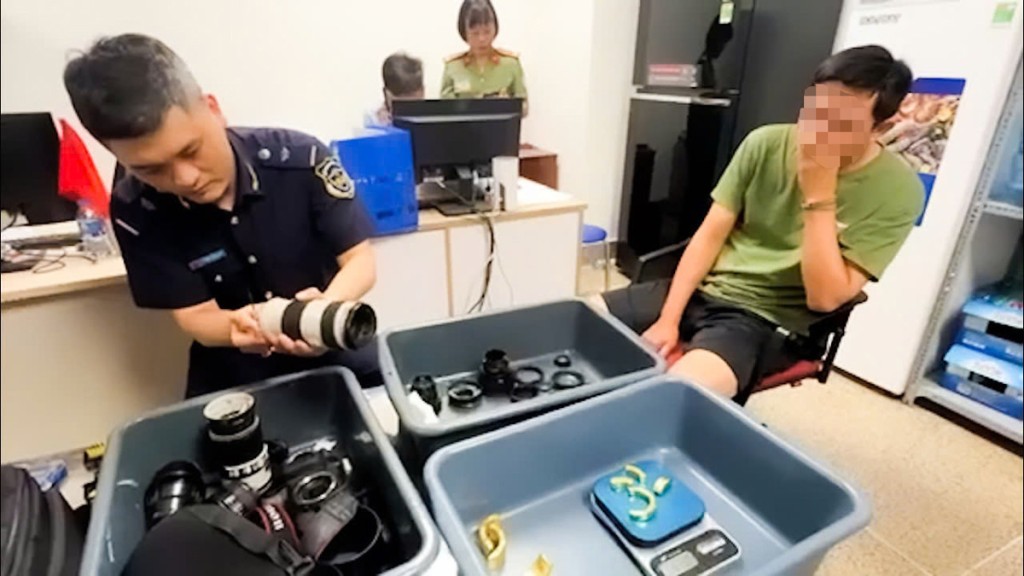 海關發現相機鏡頭有異樣。 vietnamnet / 越南海關 海關發現相機鏡頭有異樣。 vietnamnet / 越南海關