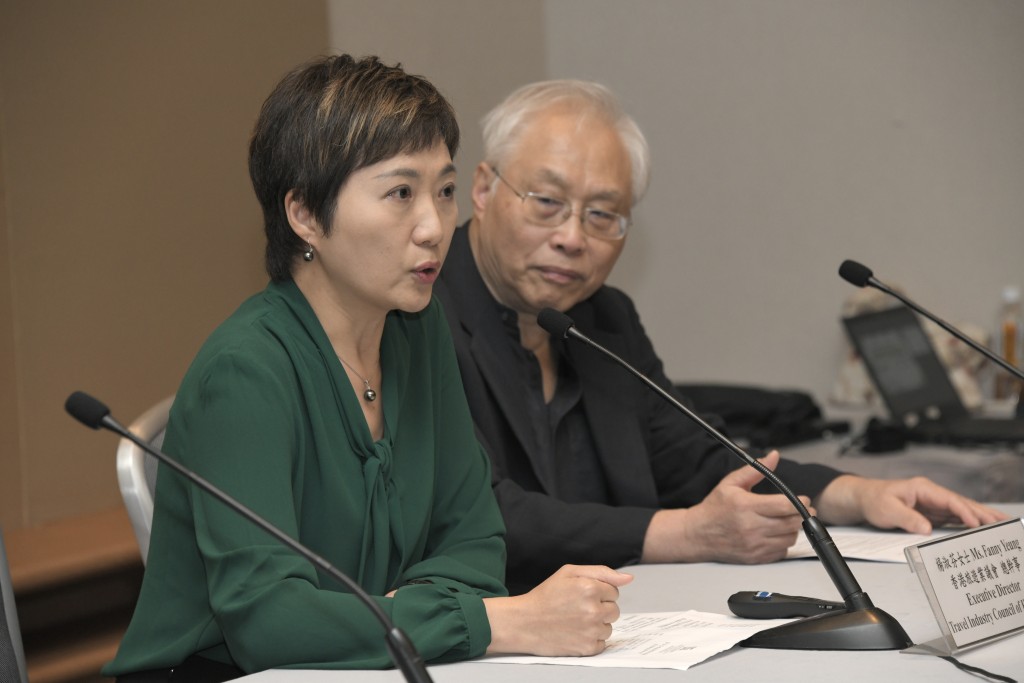 香港旅游业议会总干事杨淑芬(左)。黄伟强摄