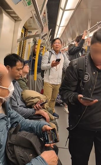 有乘客表示「呢度係香港要守法」。​ fb馬路的事討論區IntelligentRaspberry8256影片截圖