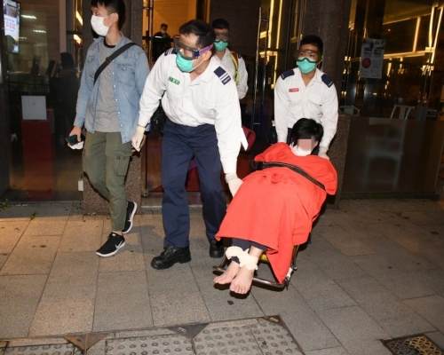 涉案女子被綁上手腳。