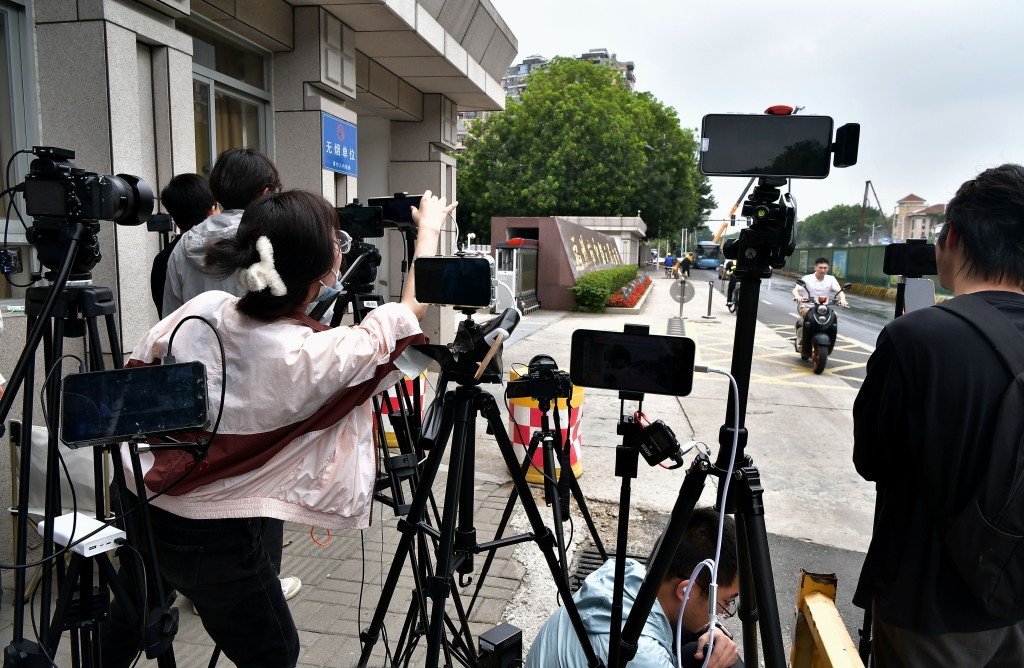 媒体记者在福州市中级人民法院外拍摄。 中新社