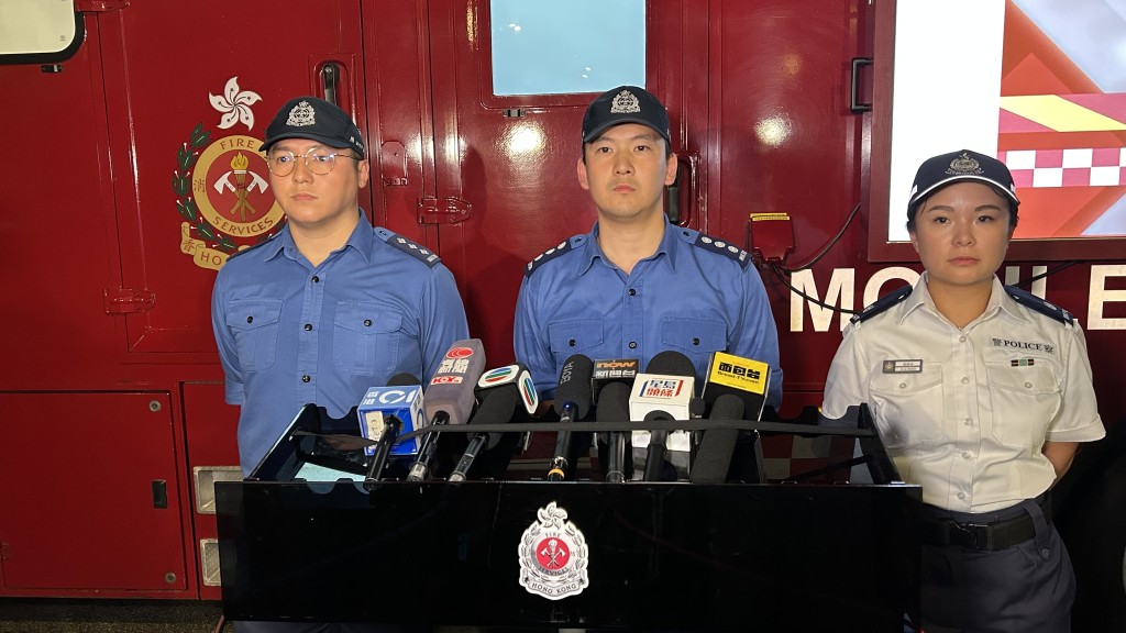 消防處及警方火警後舉行記者會交待事件，初步調查火警原因無可疑。蔡楚輝攝