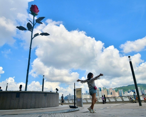 高空反氣旋會在明日為華南沿岸帶來普遍晴朗及酷 熱的天氣。