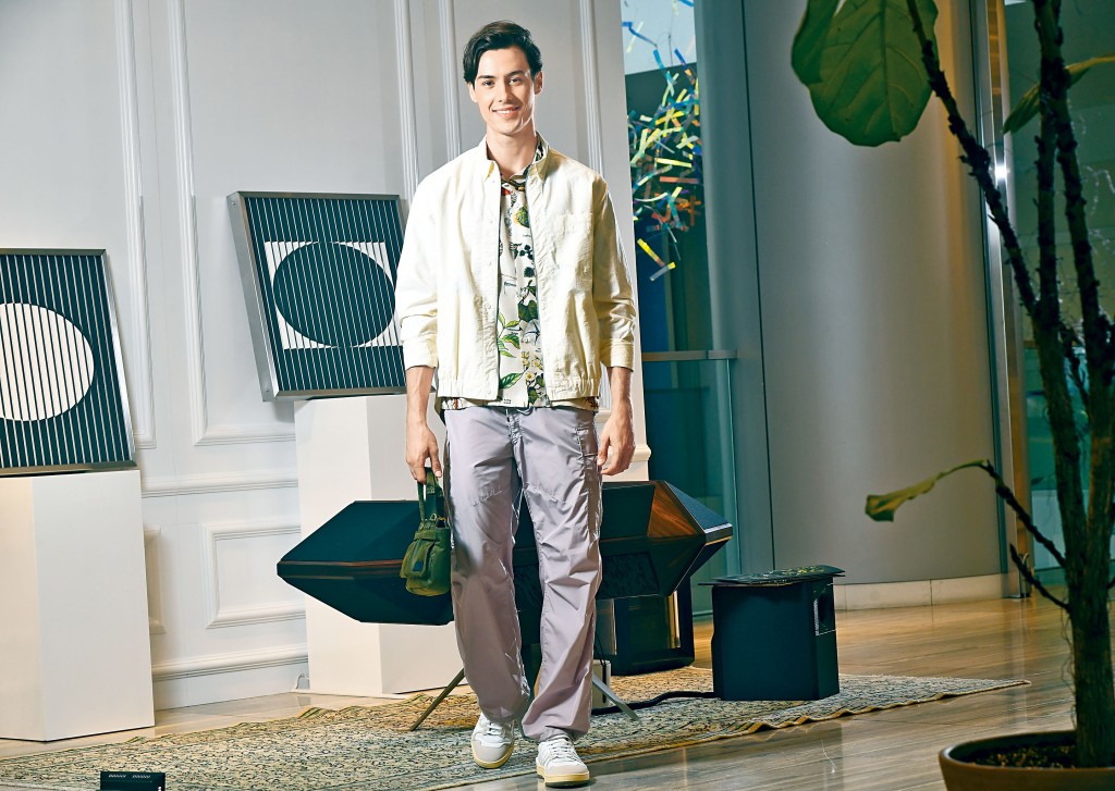 Jacquemus印花圖案外套上衣/$4,600、Amiri植物圖案恤衫/$7,700、Auralee束繩長褲/$4,000、Lanvin Sneakers/$6,400、Sacai×Porter綠色小型號Crossbody Bag/$3,800。(Lane Crawford)